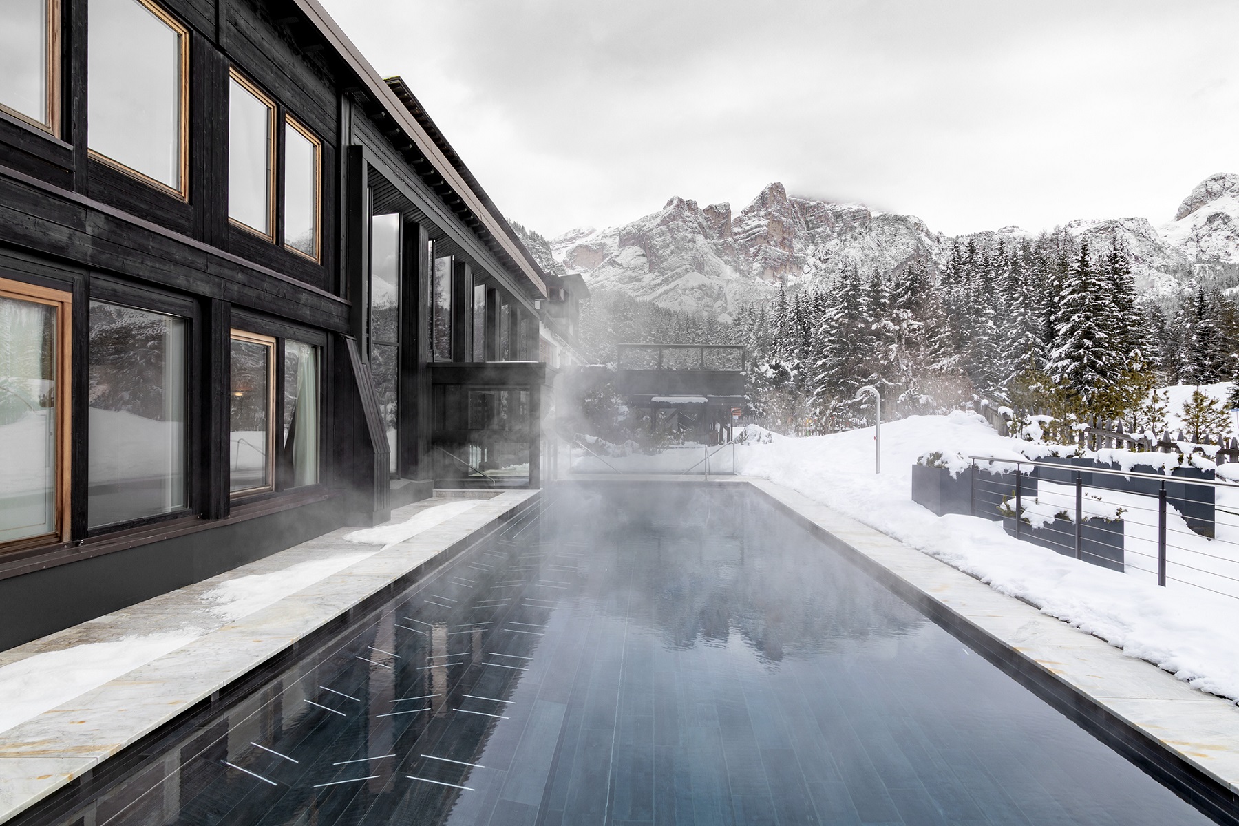 La piscina esterna riscaldata dell'hotel, nella neve